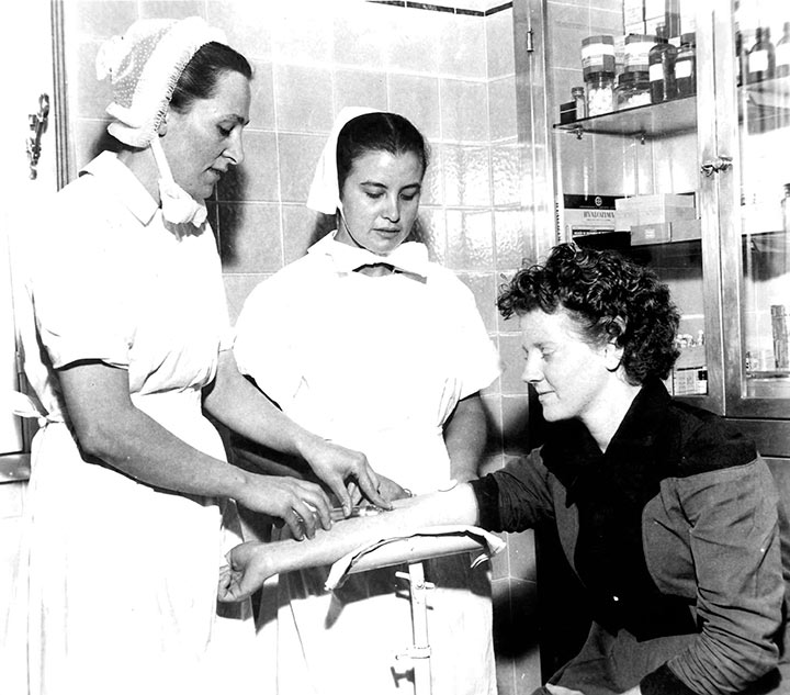 Alunas do curso de enfermagem trabalhando em aulas práticas (1955)