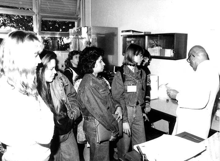Visita dos alunos do curso de Auxiliar de Enfermagem ao Banco de Sangue - integração com os setores - CCD (1991)
