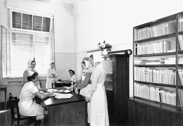 Diaconisas e alunas do Curso de Enfermagem (década de 1930)