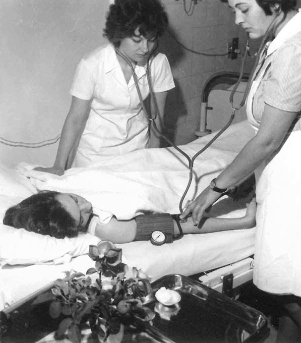 Paciente e os procedimentos de rotina da Professora e Aluna da Escola de Enfermagem (1970)