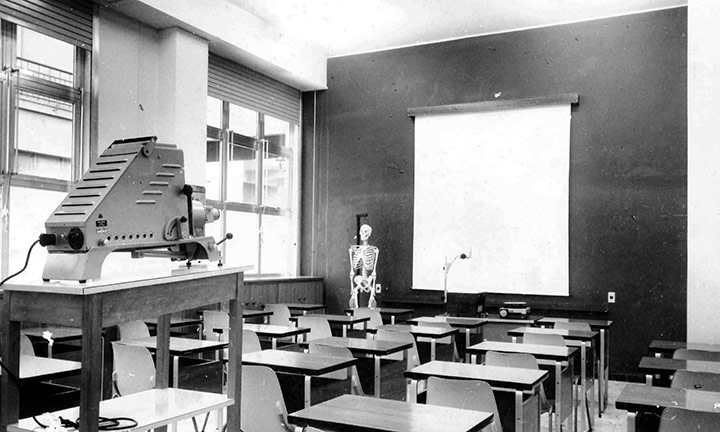 Sala de aula e biblioteca (1970)